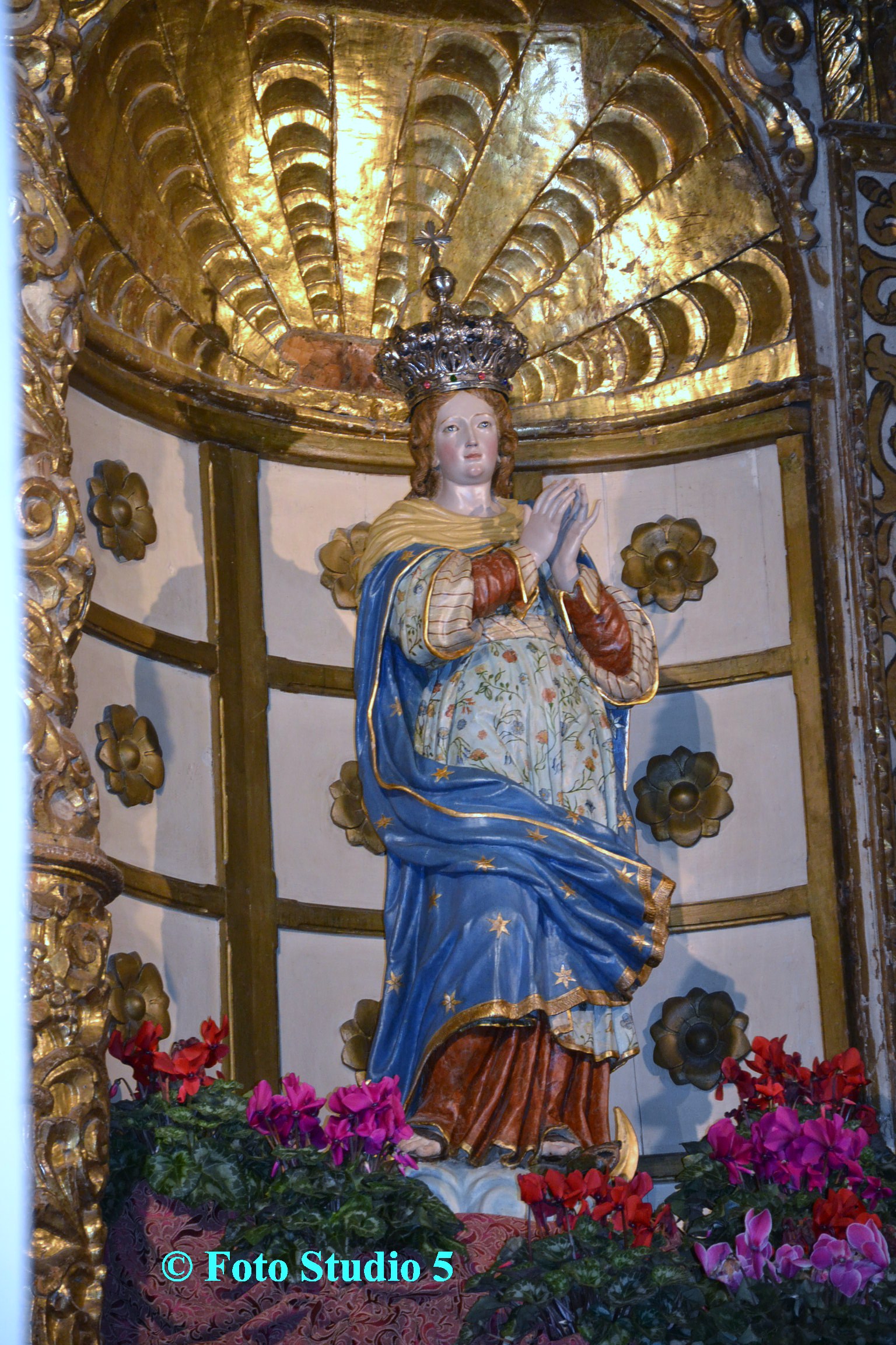 Statua dell' Immacola posta sul presbiterio della chiesa